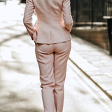 Chic Weicher Rosa Tweed-Anzug s Feminimim Krojem i Perlenastrom