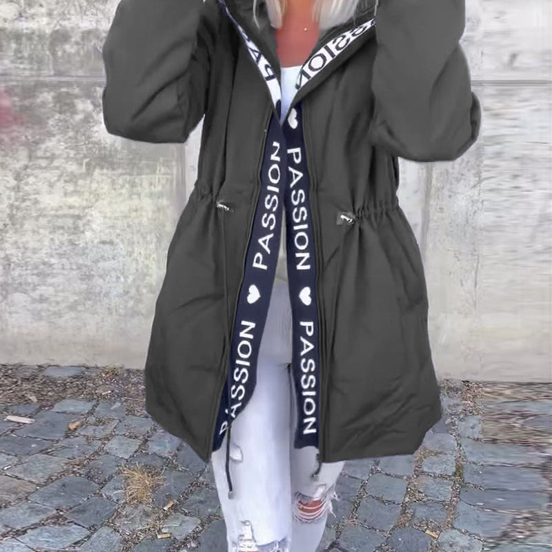 Ležerna jakna s kapuljačom i vezicom u uzorku slova