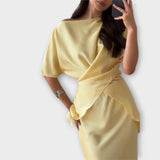 Finja - Top s otvorenim ramenima i prednjim čvorom te suknjom