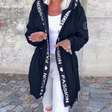 Ležerna jakna s kapuljačom i vezicom u uzorku slova