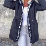 Ležerna jakna s kapuljačom i vezicom u uzorku slova