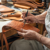 Florina - Kožna torba s gravurom i cvjetnim uzorkom