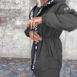 Ležerna jakna s kapuljačom i vezicom u uzorku slova