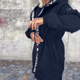 Ležerna jakna s kapuljačom i vezicom u uzorku slova