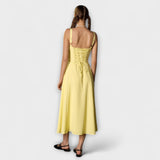 Nada - Haljina s volanima i detaljem proreza