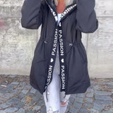 Ležerna jakna s kapuljačom i vezicom u uzorku slova