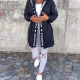 Ležerna jakna s kapuljačom i vezicom u uzorku slova