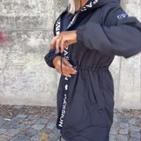 Ležerna jakna s kapuljačom i vezicom u uzorku slova