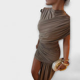 Aurora - Elegantna, usko krojena haljina s okruglim izrezom i plisiranim detaljima